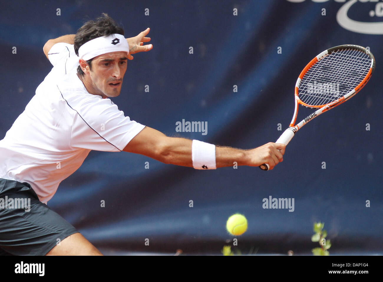 Italienischer Tennisspieler Potito Starace schlägt den Ball während eines ATP-Match gegen Tschechische Spieler Lukas Rosol am Rothenbaum in Hamburg, Deutschland, 18. Juli 2011. Foto: MALTE Christen Stockfoto