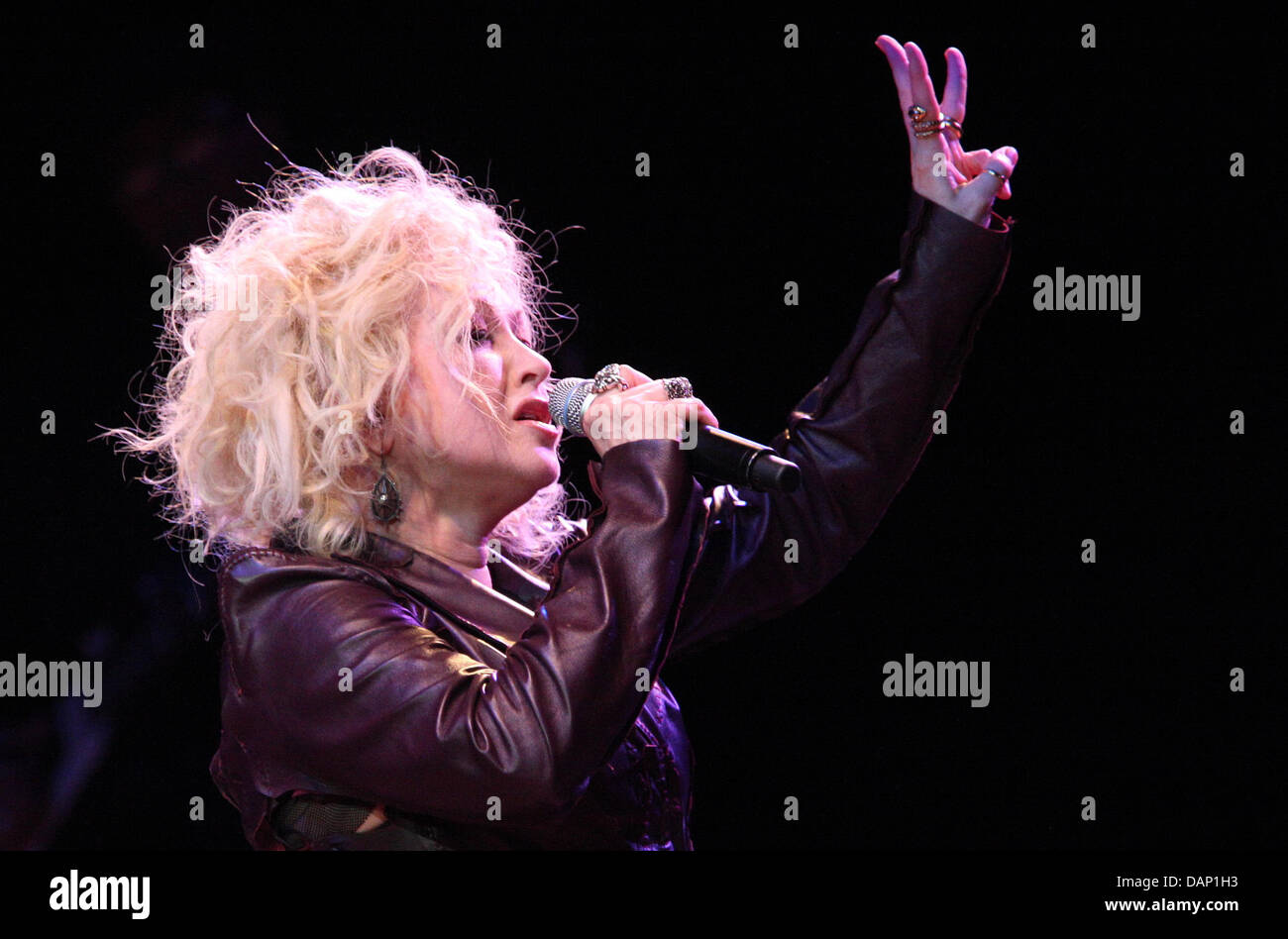 Die US-amerikanische Sängerin Cyndi Lauper führt auf der Bühne am Laeiszhall in Hamburg, Deutschland, 18. Juli 2011. Nächste Station der Tour ist Berlin am 19. Juli 2011. Foto: Bodo Marks Stockfoto