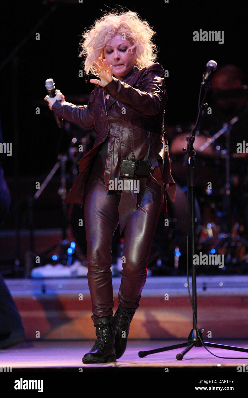 Die US-amerikanische Sängerin Cyndi Lauper führt auf der Bühne am Laeiszhall in Hamburg, Deutschland, 18. Juli 2011. Nächste Station der Tour ist Berlin am 19. Juli 2011. Foto: Bodo Marks Stockfoto