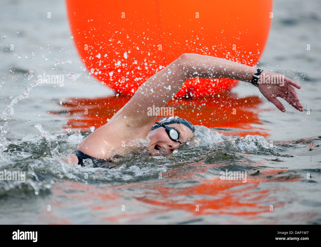 Keri Anne Michelle Payne aus Großbritannien konkurriert in der 10 km auf dem offenen Wasser an den FINA Schwimmweltmeisterschaften 2011 in Shanghai, China, 19. Juli 2011. Sie machte den ersten Platz. Foto: Bernd Thissen Dpa +++(c) Dpa - Bildfunk +++ Stockfoto