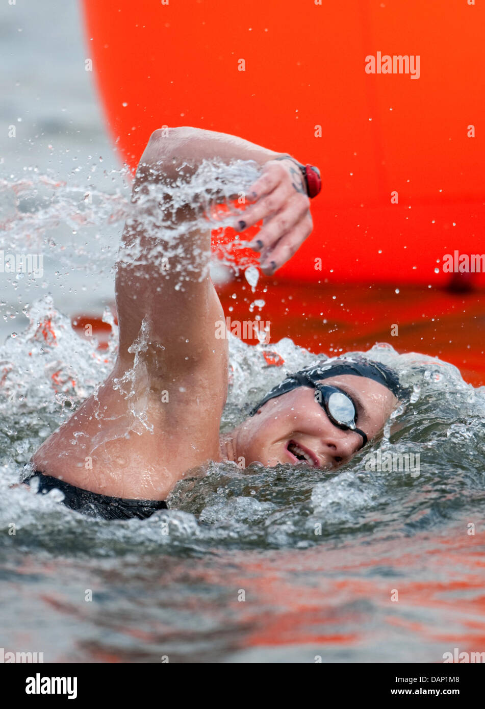 Keri Anne Michelle Payne aus Großbritannien konkurriert in der 10 km auf dem offenen Wasser an den FINA Schwimmweltmeisterschaften 2011 in Shanghai, China, 19. Juli 2011. Sie machte den ersten Platz. Foto: Bernd Thissen Dpa +++(c) Dpa - Bildfunk +++ Stockfoto