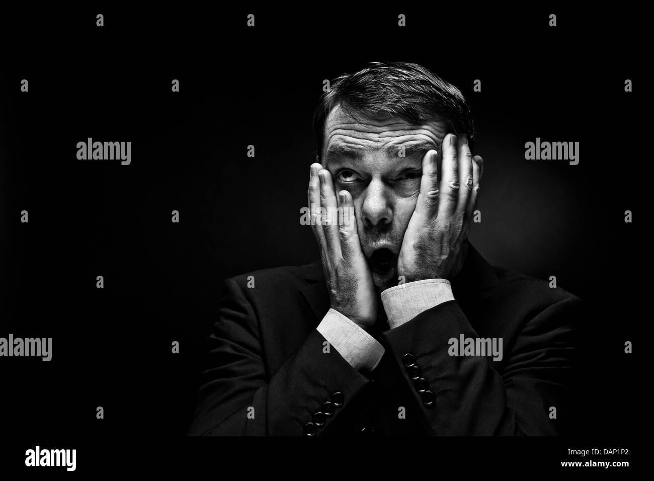 Reifen Mann deutete auf schwarzem Hintergrund, Nahaufnahme Stockfoto