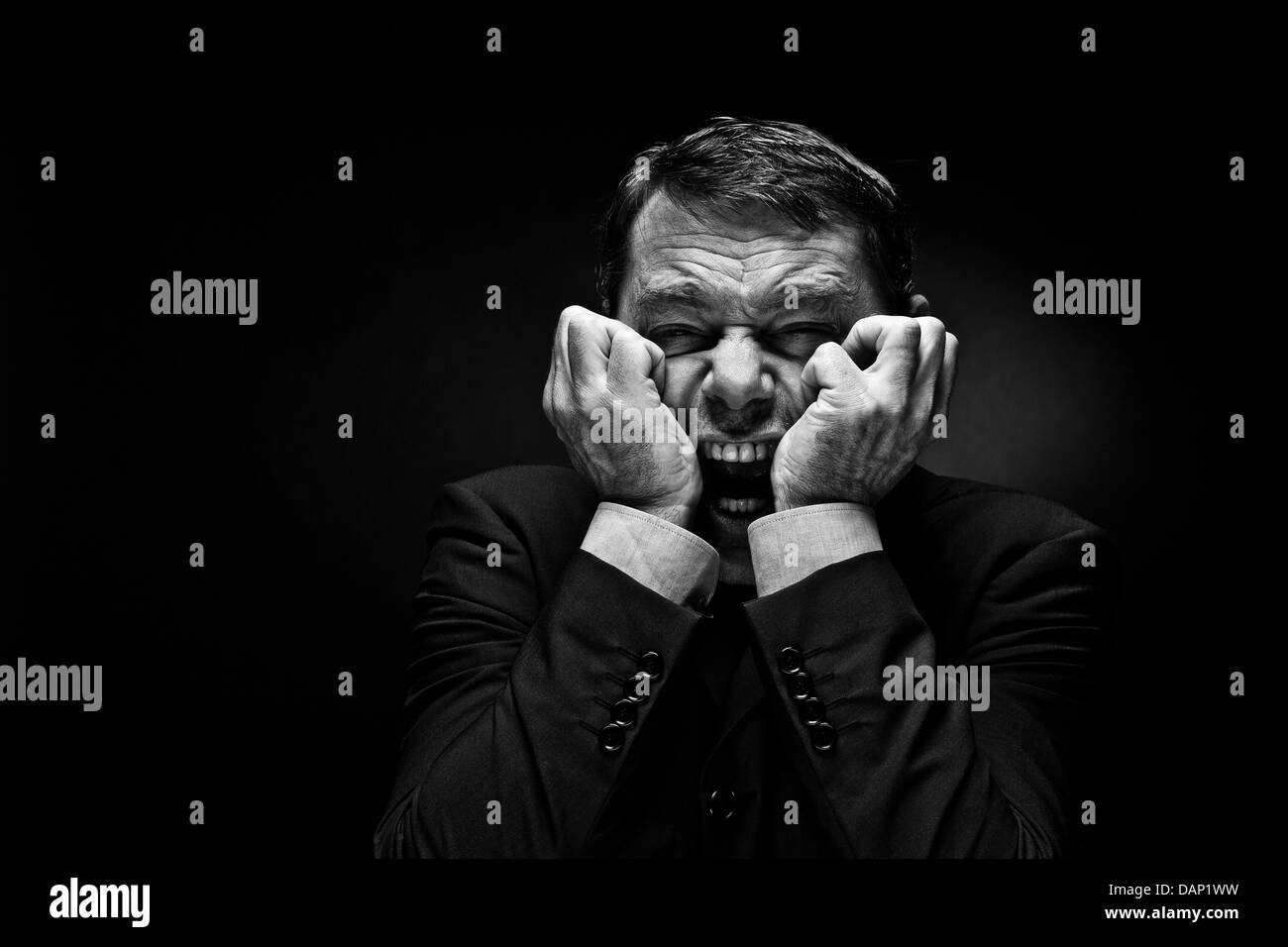 Reifen Mann deutete auf schwarzem Hintergrund, Nahaufnahme Stockfoto