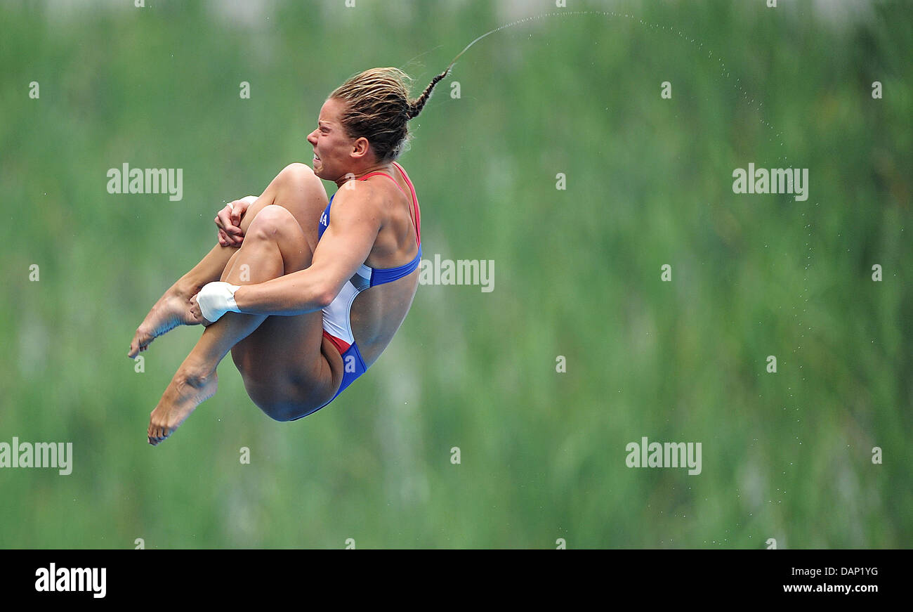 USAS Bretagne Viola führt während der Frauen 10-Meter-Sprungturm vorläufig bei den Weltmeisterschaften in Shanghai, China 2011 FINA Schwimmen 20. Juli 2011. Foto: Hannibal dpa Stockfoto