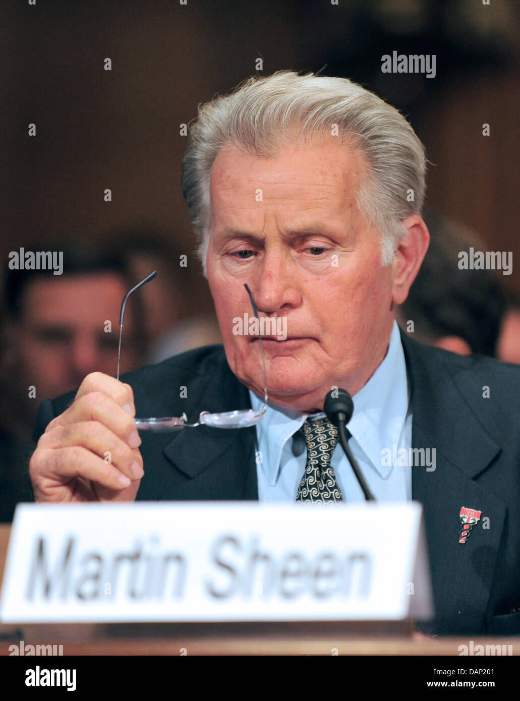 Schauspieler Martin Sheen bezeugt im Rahmen einer Anhörung vor dem United States Senate Committee on der Justiz-Unterausschuss für Kriminalität und Terrorismus auf "Drogen- und Veteranen Behandlung Gerichte: Suche nach Cost-Effective Lösungen für öffentliche Sicherheit zu schützen und Verringerung der Rückfälligkeit" in Washington, USA, am 19. Juli 2011. Foto: Ron Sachs/CNP Stockfoto