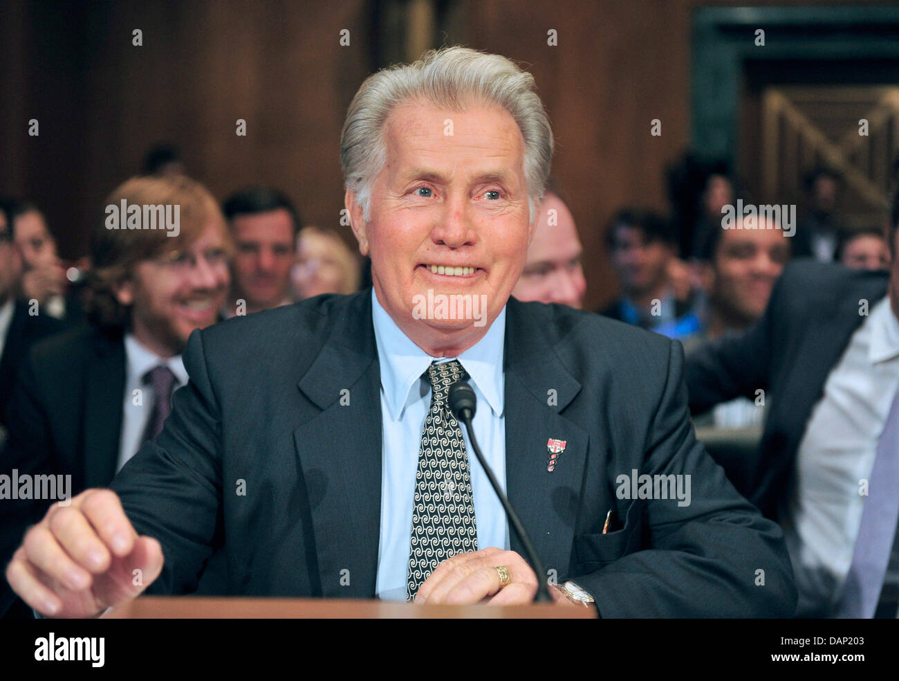 Schauspieler Martin Sheen bezeugt im Rahmen einer Anhörung vor dem United States Senate Committee on der Justiz-Unterausschuss für Kriminalität und Terrorismus auf "Drogen- und Veteranen Behandlung Gerichte: Suche nach Cost-Effective Lösungen für öffentliche Sicherheit zu schützen und Verringerung der Rückfälligkeit" in Washington, USA, am 19. Juli 2011. Foto: Ron Sachs/CNP Stockfoto