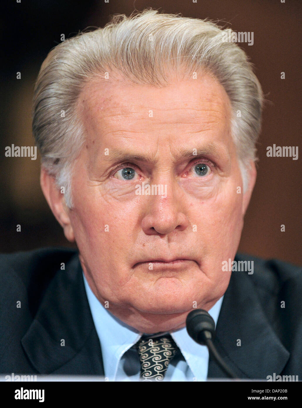 Schauspieler Martin Sheen bezeugt im Rahmen einer Anhörung vor dem United States Senate Committee on der Justiz-Unterausschuss für Kriminalität und Terrorismus auf "Drogen- und Veteranen Behandlung Gerichte: Suche nach Cost-Effective Lösungen für öffentliche Sicherheit zu schützen und Verringerung der Rückfälligkeit" in Washington, USA, am 19. Juli 2011. Foto: Ron Sachs/CNP Stockfoto