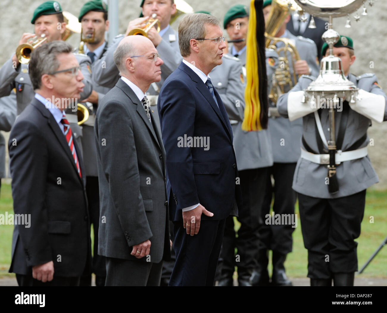 German Defence Minister Thomas de Maiziere (L), Präsident der German Bundestag Norbert Lammert (C) und der deutsche Bundespräsident Christian Wulff besuchen eine Gedenkveranstaltung zur Erinnerung an dem gescheiterten Attentat auf Adolf Hitler am 67. Jahrestag des Ereignisses im Gefängnis Plötzensee in Berlin, Deutschland, 20. Juli 2011. Pleotzensee gehört zu den historischen Stätten in Berlin Stockfoto