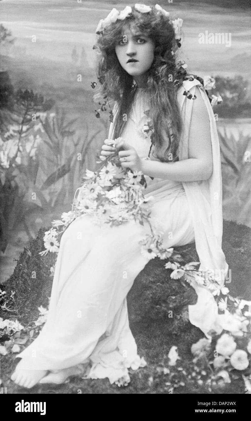 MIGNON NEVADA (1886-1971) englische Sopranistin als Ophelia in Ambroise Thomas Oper Hamlet um 1910 Stockfoto