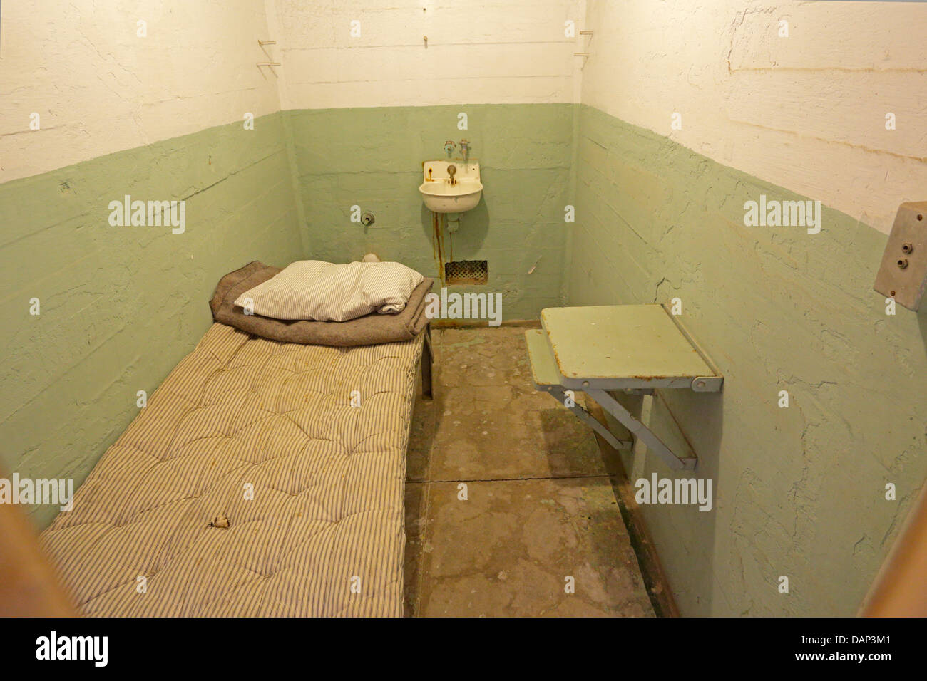 Innerhalb einer Gefängniszelle auf Alcatraz in San Francisco Stockfoto