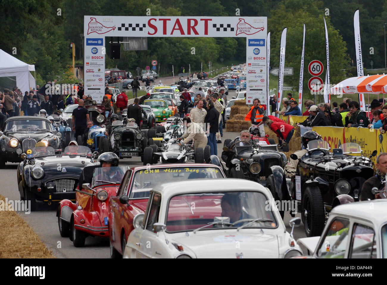 Historischen Rennsport Autos fahren auf der ehemaligen Rennstrecke Solitudering in der Nähe von Stuttgart, Deutschland, 23. Juli 2011. Die Rennstrecke ist seit 1965 nicht bestritten. Foto: THOMAS NIEDERMUELLER Stockfoto