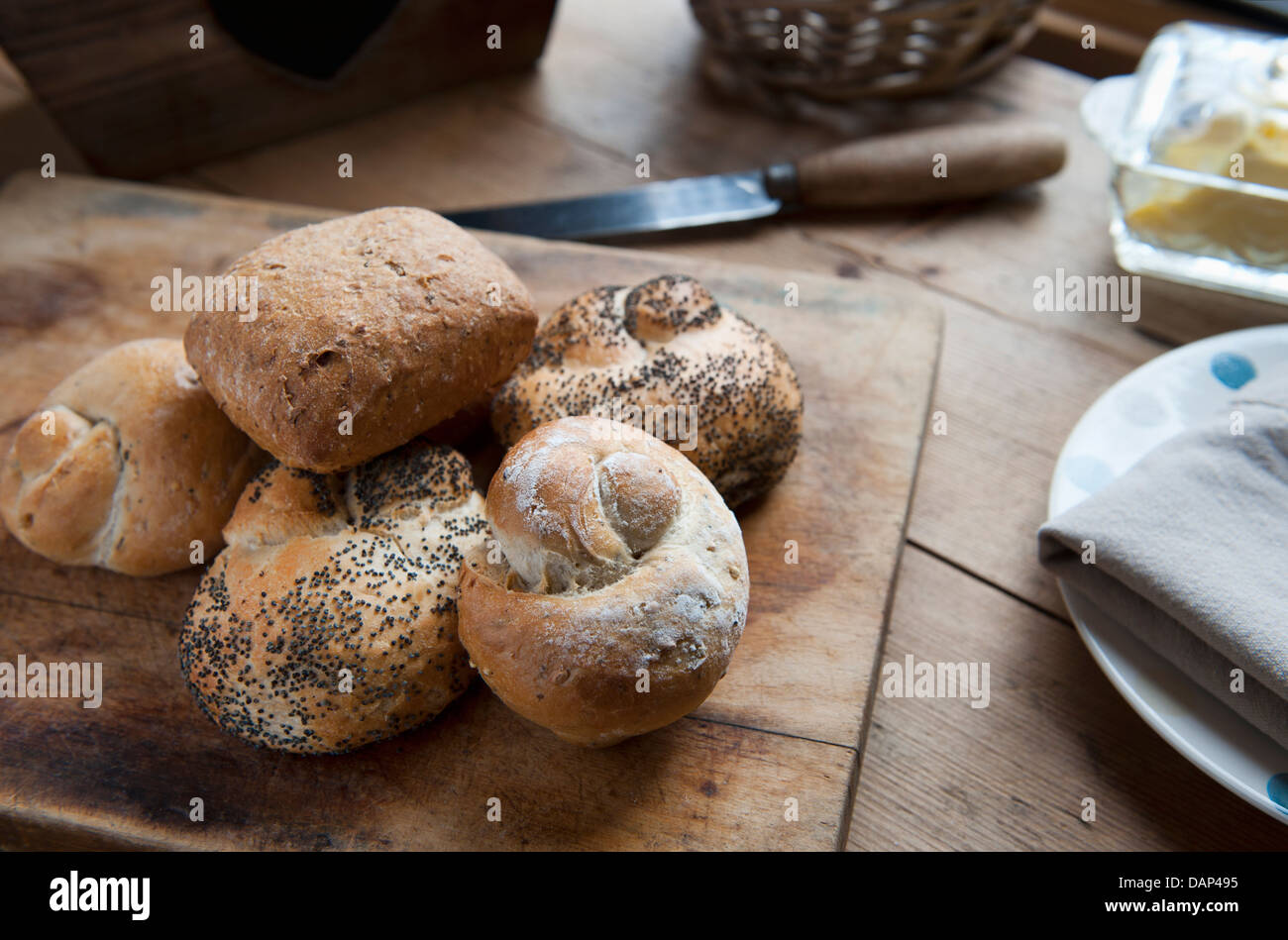 Frisch gebackene Brötchen auf einem Küchentisch Stockfoto