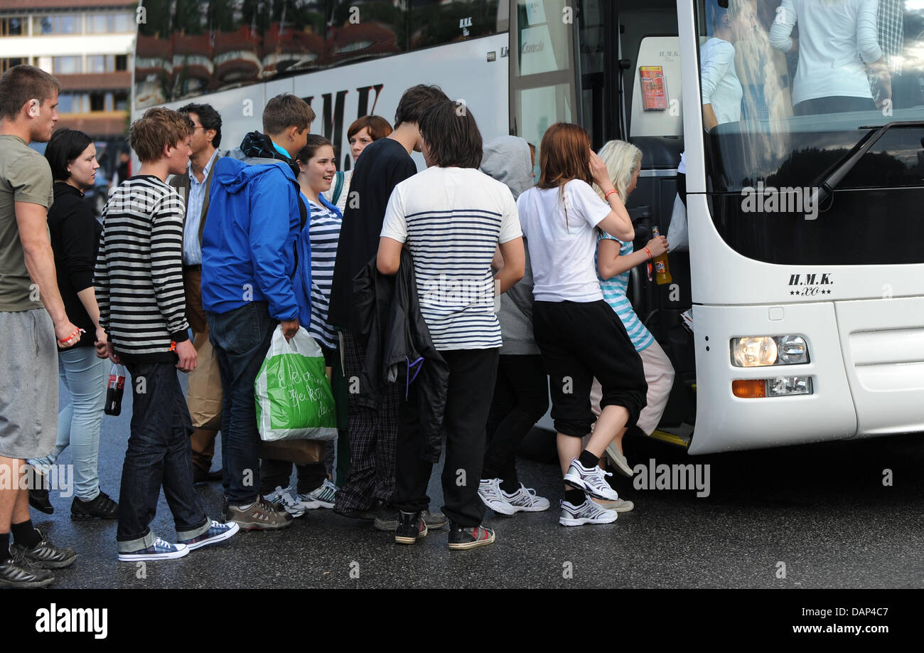 Überlebenden des Massakers auf der Insel Utoya geben Sie einen Bus in Sundvollen, Norwegen, 23. Juli 2011. Die Bombardierung der Regierungsgebäude in Oslo und der anschließenden Amoklauf in einem politischen Jugendcamp auf der Insel Utoya am 22. Juli 2011 haben behauptet, mehr als 90 lebt mit die Zahl der Todesopfer befürchtet noch steigen. Foto: Britta Pedersen Dpa +++(c) Dpa - Bildfunk +++ Stockfoto