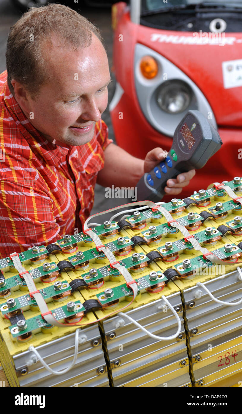 Eine Lithium-Eisen-Phosphat Batterie, die in Elektro-Autos verwendet wird, wird von André Laukner in Bermsgruen, Deutschland, 20. Juli 2011 beobachtet. Der Diplom-Ingenieur Laukner Nachrüstungen Fahrzeuge für den Elektroantrieb. Deutschland und Sachsen als Pilotregion gelten zum Leitmarkt für Elektromobilität werden. Foto: Hendrik Schmidt Stockfoto