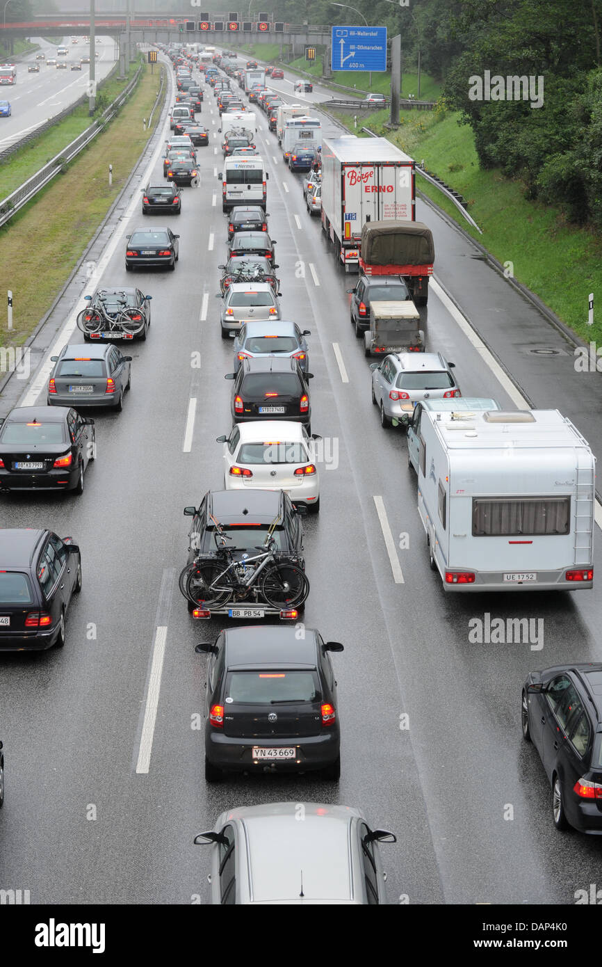 Fahrzeuge Stau an der Autobahn A7 vor dem Elbtunnel in Hamburg,  Deutschland, 24. Juli 2011. Wegen Urlaub beginnen Sie in mehreren  Bundesländern-Verkehr, die im Norden von Deutschland ein Papierstau  auftreten. Foto: ANGELIKA