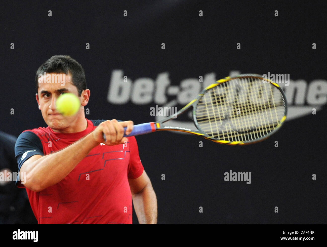 Spanische Tennis spielt professionelle Nicolas Almagro eine Vorhand während der ATP-Endspiel gegen französische Tennis-Profis Simon am Rothenbaum in Hamburg, Deutschland, 24. Juli 2011. Foto: ANGELIKA WARMUTH Stockfoto