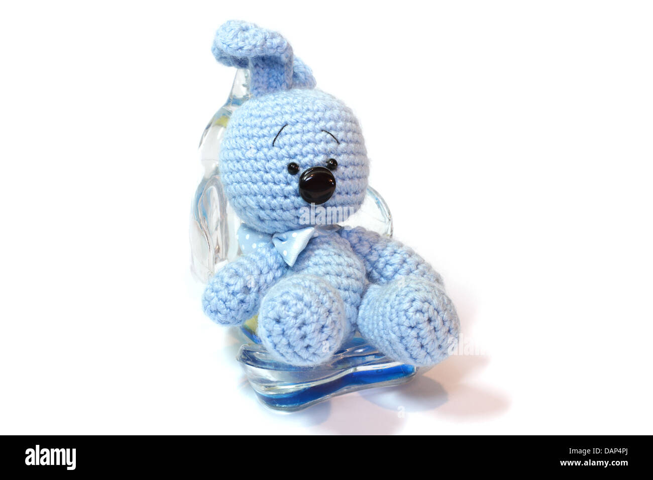 blauen gestrickten Hasen sitzen in der Unterstützung für Mobiltelefon Stockfoto