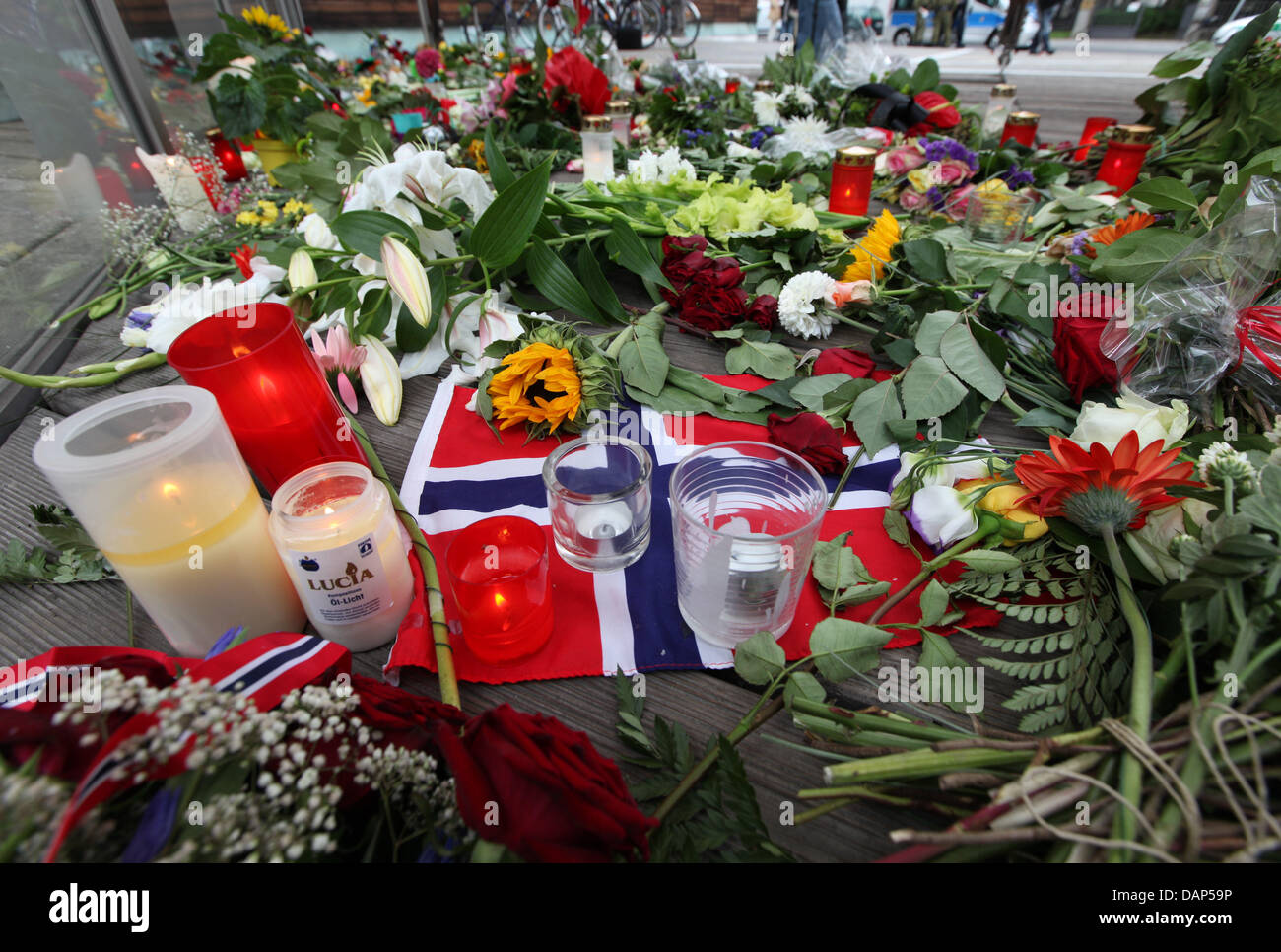 Blumen und einer Nationalflagge Norwegen liegen vor dem Pan Nordic Gebäude von den Nordischen Botschaften in Berlin, Deutschland, 25. Juli 2011. Menschen Mitgefühl ihr für die Opfer der Anschläge in Norwegen mit Blumen und seine Anteilnahme aus. Foto: Florian Schuh Stockfoto