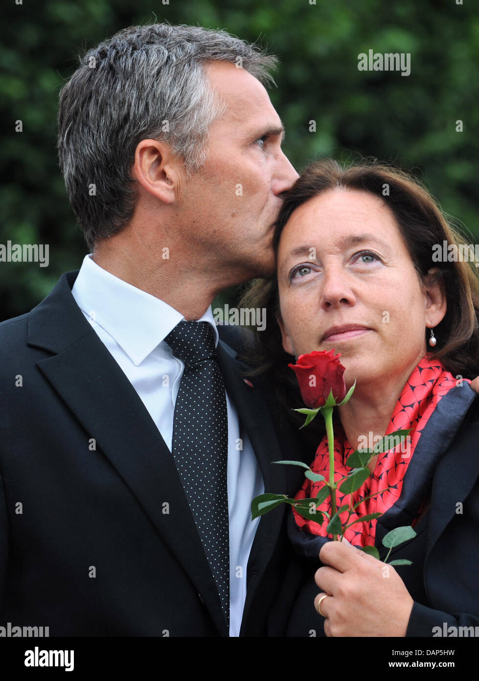 Norwegens Ministerpräsident Jens Stoltenberg und seiner Frau Ingrid beteiligen rose März in Oslo, Norwegen, 25. Juli 2011 sich. Die Norweger in letzte Woche Anschläge in Norwegen, die mindestens 76 Todesopfer forderten, aufgeladen war Montag in Haft für acht Wochen durch Amtsgericht Oslo Untersuchungshaft. A. B. Breivik war angeklagt wegen der Bombardierung in Oslos Regierungsviertel am Freitag und ein Shooting Stockfoto