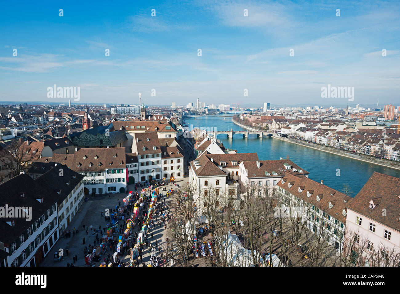 Europa, Schweiz, Basel, Fasnact Frühjahr Karnevalslaterne zeigt unter Basler Münster Stockfoto