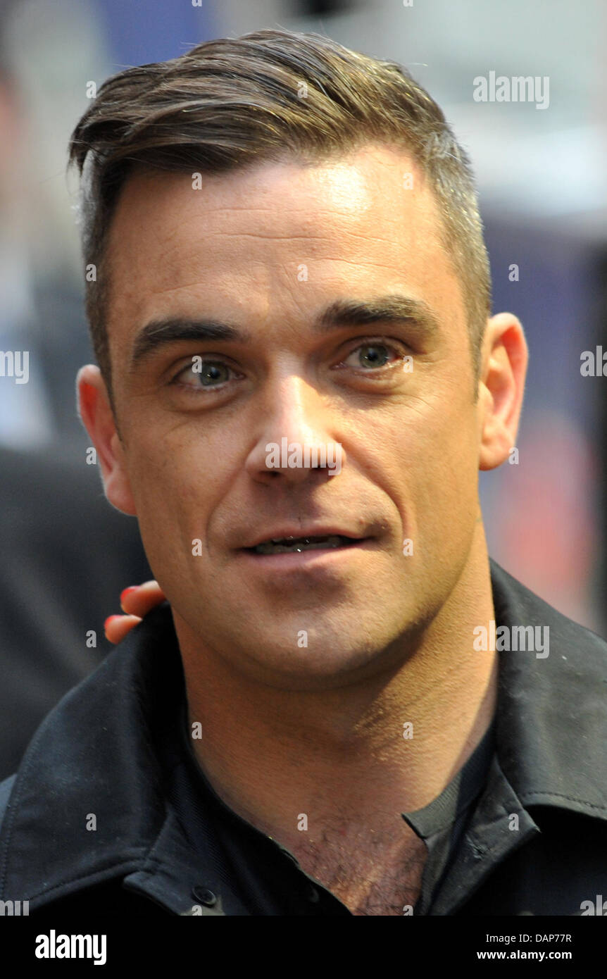 Robbie Williams kommt zur Premiere des Films "Cars 2" im Mathaeser Filmpalast in München, 28. Juli 2011. Foto: Frank Leonhardt Stockfoto