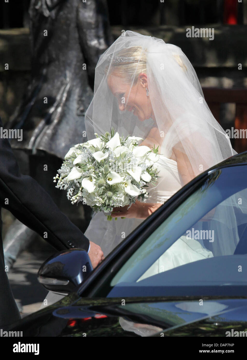 Die Braut Zara Phillips kommt für ihre Hochzeitszeremonie mit Mike Tindall in der Canongate Kirk in Edinburgh, Großbritannien, 30. Juli 2011. Zara ist eine Enkelin der Königin, ein bekannter Rugby-Spieler Mike. Foto: Albert Nieboer Stockfoto