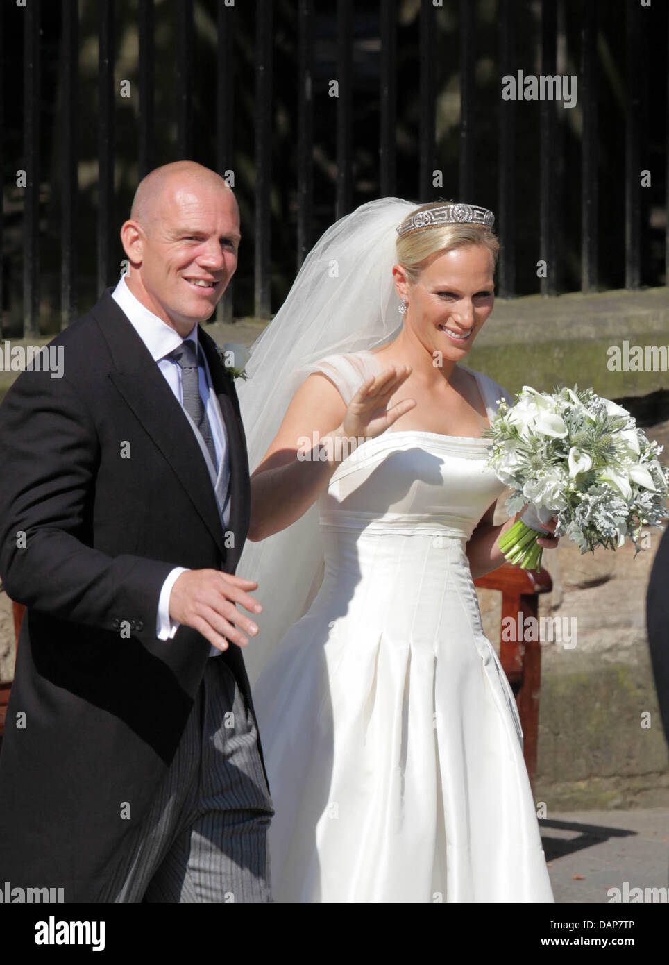 Frisch vermählte Zara Phillips und Mike Tindall verlassen die Canongate Kirk in Edinburgh, Großbritannien, nach ihrer Trauung, 30. Juli 2011. Zara, eine Enkelin der Königin, ist einer der britischen Top Reiter, Mike Tindall einer bekannten Rugby-Spieler. Foto: Albert Nieboer Stockfoto