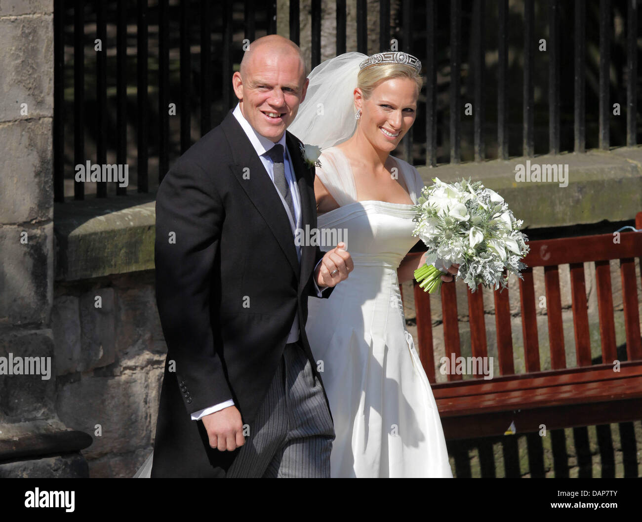 Frisch vermählte Zara Phillips und Mike Tindall verlassen die Canongate Kirk in Edinburgh, Großbritannien, nach ihrer Trauung, 30. Juli 2011. Zara, eine Enkelin der Königin, ist einer der britischen Top Reiter, Mike Tindall einer bekannten Rugby-Spieler. Foto: Albert Nieboer Stockfoto