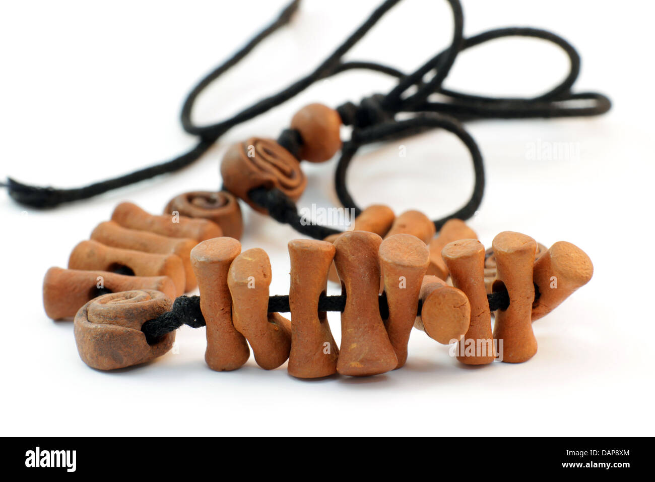 Ethnischen Ton Halskette (Armband) auf weißem Hintergrund Stockfoto