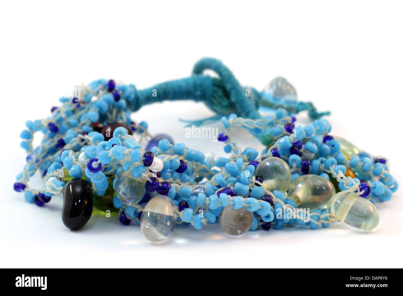 handgefertigte Armband aus Glasperlen aus Indien auf weißem Hintergrund Stockfoto