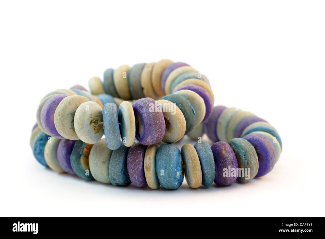 Armband aus Natursteinen auf weißem Hintergrund Stockfoto