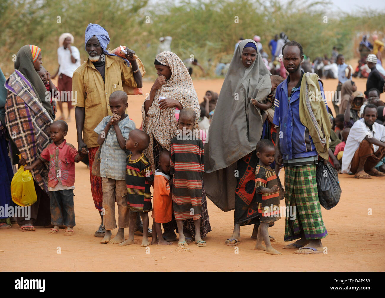 Nach Wochen unterwegs haben diese somalischer Flüchtlinge endlich ein Flüchtlingslager in Dadaab, Nordosten Kenias Mittwoch, 3. August 2011 erreicht. Somalia und Kenia getroffen haben in sechs Jahrzehnten von einer der schlimmsten Dürren und Hungersnöte, über 350,000 Flüchtlinge Unterschlupf gefunden haben, in der weltweit größten Flüchtlingslager. Foto: Boris Roessler Stockfoto