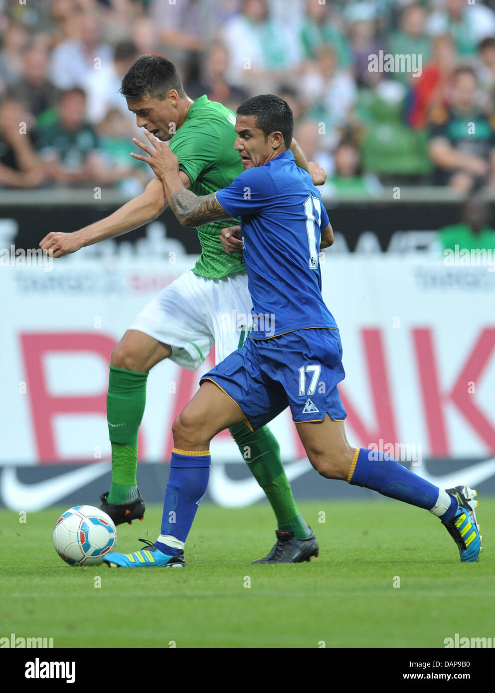 Der Bremer Sandro Wagner (L) wetteifert um den Ball mit Everton Tim Cahill während Test Testspiel Werder Bremen vs. FC Everton im Weser-Stadion in Bremen, Deutschland, 2. August 2011. Foto: Carmen Jaspersen Stockfoto