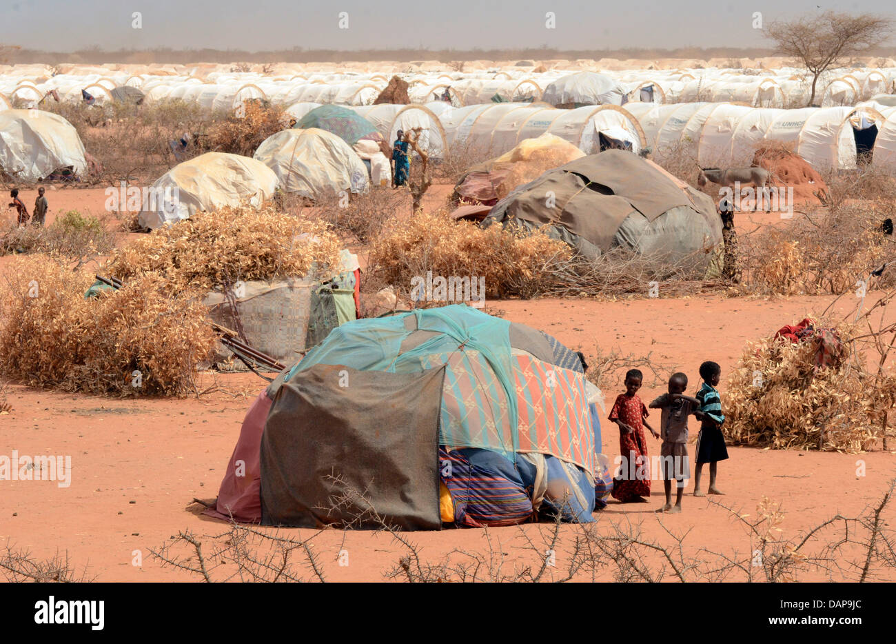 Tausende von Zelte bilden eine der Campsin der drei Flüchtlingslager Dadaab in Kenia 4. August 2011. Somalia und Kenia durch eines der schlimmsten Dürren und Hungersnöte in sechs Jahrzehnten getroffen worden, mehr als 350 000 Flüchtlinge Unterschlupf gefunden haben, in der weltweit größten Flüchtlingslager. Foto: Boris Roessler Stockfoto