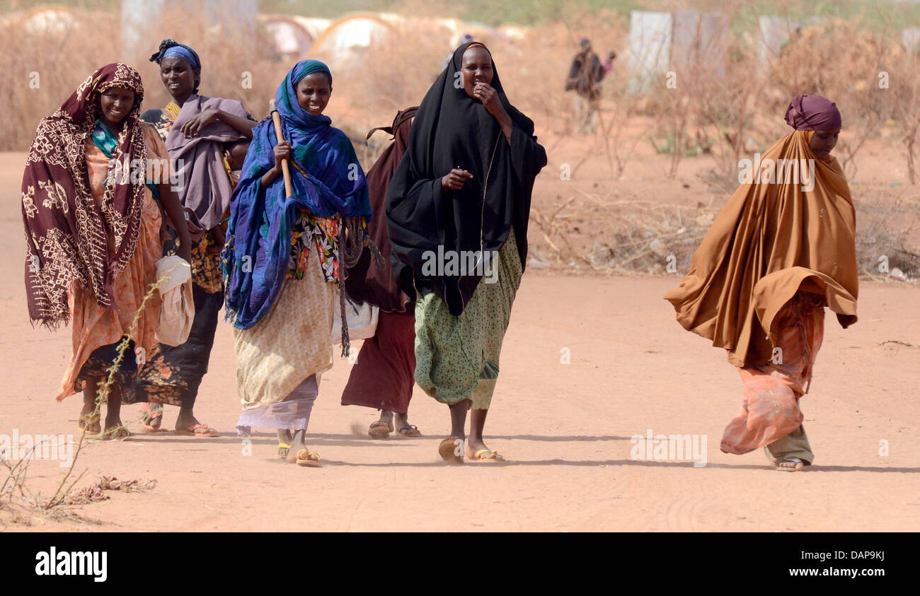 Somalische Frauen wieder zum Flüchtlingslager in Dadaab in Kenia 4. August 2011. Somalia und Kenia durch eines der schlimmsten Dürren und Hungersnöte in sechs Jahrzehnten getroffen worden, mehr als 350 000 Flüchtlinge Unterschlupf gefunden haben, in der weltweit größten Flüchtlingslager. Foto: Boris Roessler Stockfoto