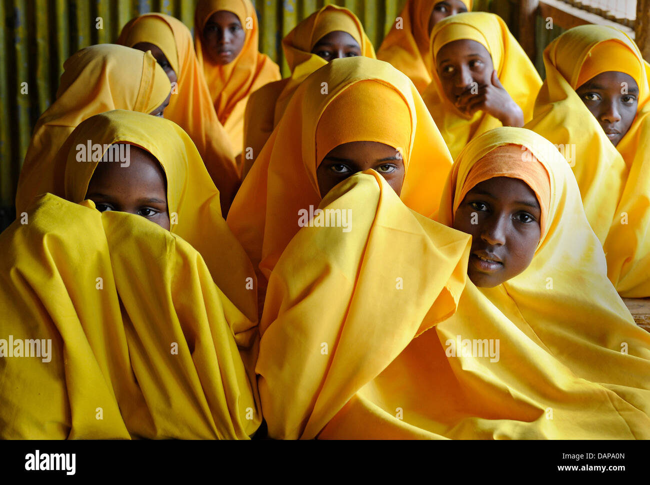 Getrennt von den jungen besuchen Mädchen ein Englisch-Kurs an einer Schule in einem Flüchtlingslager in Dadaab in Kenia, 5. August 2011. Sie warten jetzt Zugang zu einer ersten ärztlichen Untersuchung und Registrierung erteilt werden. Somalia und Kenia getroffen haben in sechs Jahrzehnten von einer der schlimmsten Dürren und Hungersnöte, über 350,000 Flüchtlinge Unterschlupf gefunden haben, in der weltweit größten r Stockfoto