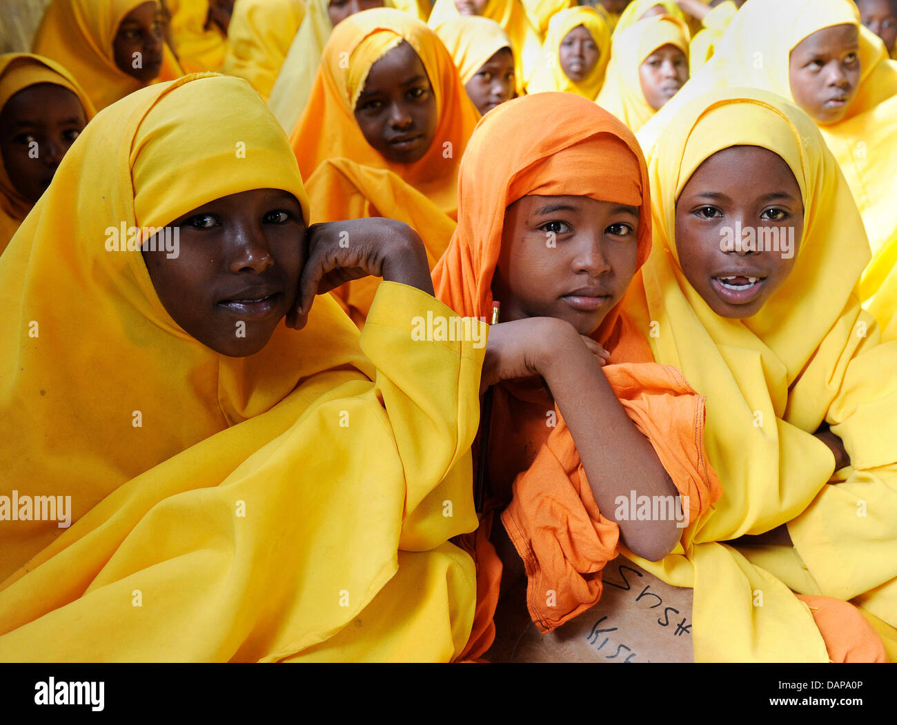 Getrennt von den jungen besuchen Mädchen ein Englisch-Kurs an einer Schule in einem Flüchtlingslager in Dadaab in Kenia, 5. August 2011. Sie warten jetzt Zugang zu einer ersten ärztlichen Untersuchung und Registrierung erteilt werden. Somalia und Kenia getroffen haben in sechs Jahrzehnten von einer der schlimmsten Dürren und Hungersnöte, über 350,000 Flüchtlinge Unterschlupf gefunden haben, in der weltweit größten r Stockfoto
