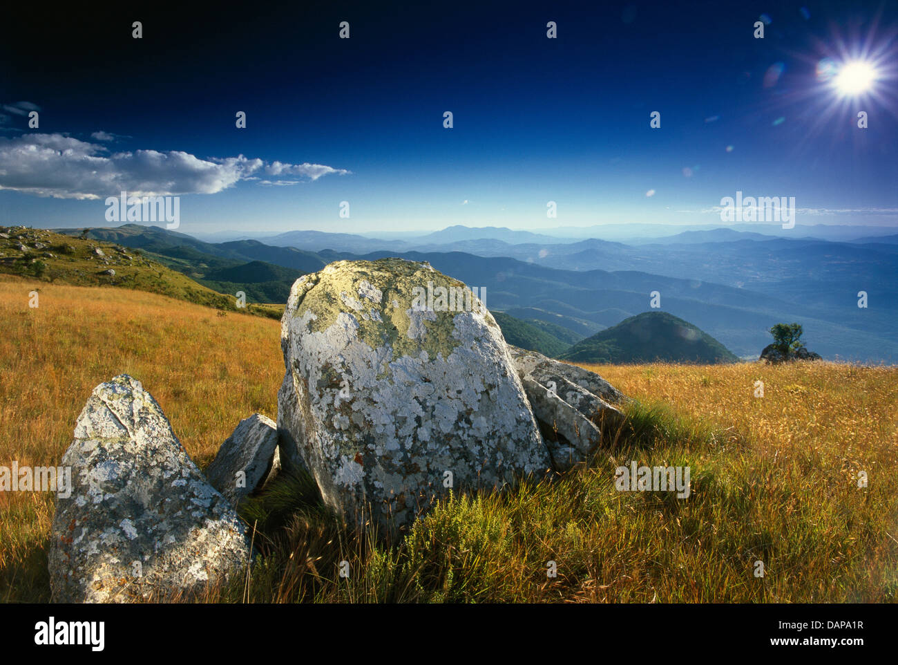 Landschaft mit Felsen bedeckt mit Flechten blickte in Sambia von der Nyika National Park, Malawi Stockfoto