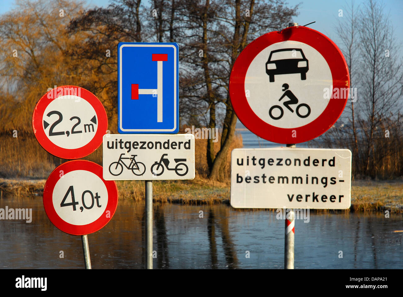 Niederlande, Ansicht von Verkehrszeichen zwischen Gouda und Bodegraven  Stockfotografie - Alamy