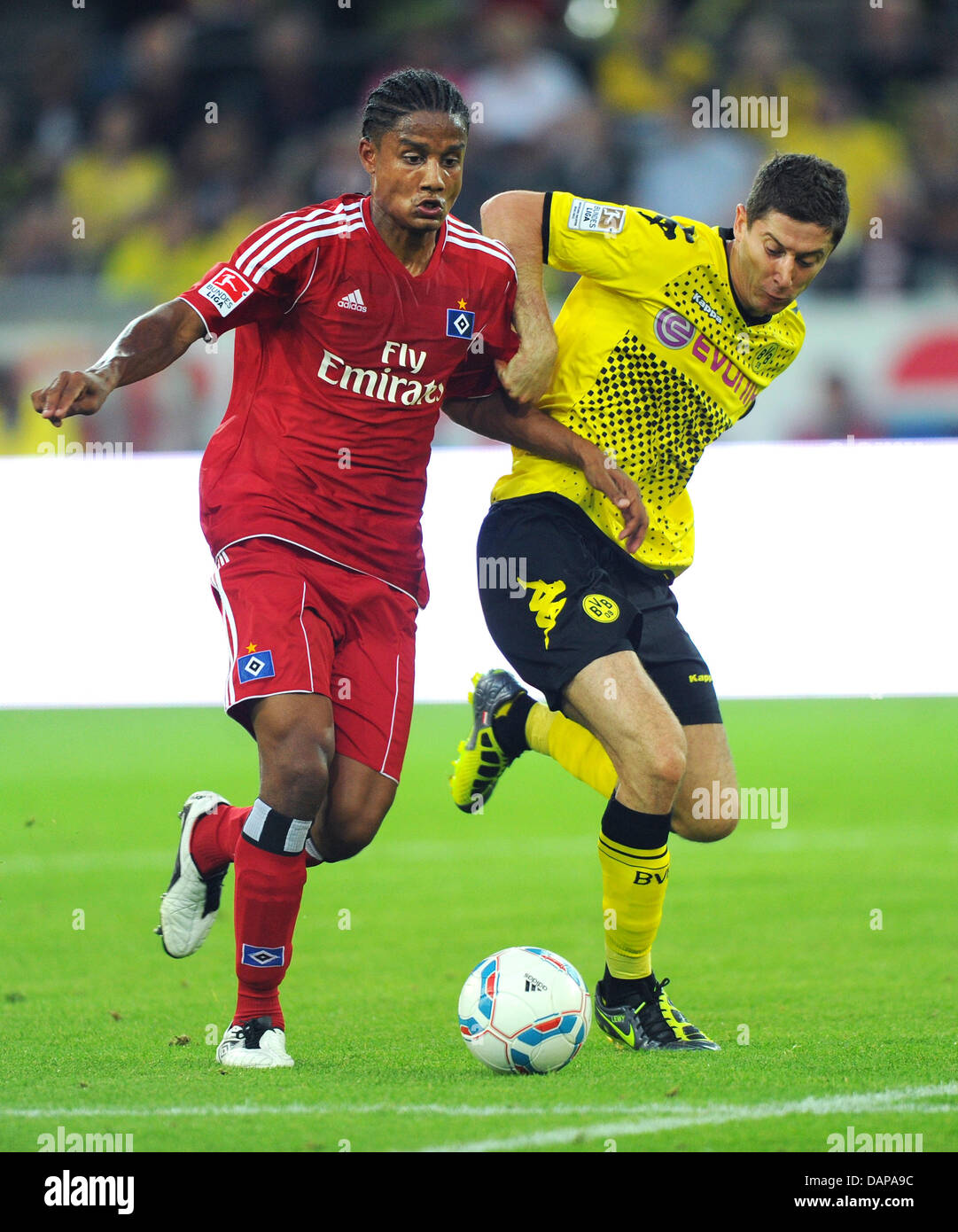 Dortmunder Robert Lewandowski (R) Kämpfe um den Ball mit Hamburgs Michael Mancienne in die deutsche Bundesliga Spiel Borussia Dortmund vs. Hamburger SV im Signal Iduna Park in Dortmund, Deutschland, 5. August 2011. Dortmund gegen Hamburger SV 3:1. Foto: Thomas Eisenhuth Stockfoto