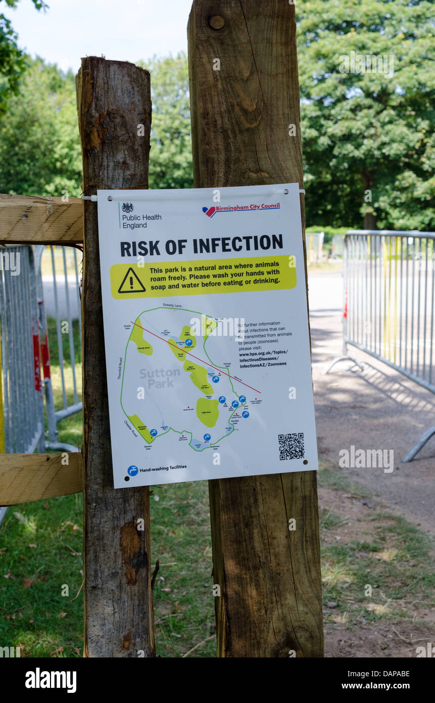 Public Health England Risiko der Infektion Warnschild in Sutton Park, Birmingham Stockfoto