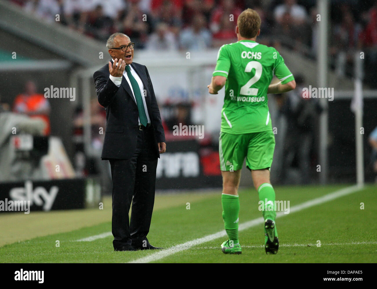 Wolfsburg Kopf spricht Trainer Felix Magath (L), Patrick Ochs während er Bundesliga Spiel FC Köln gegen den VfL Wolfsburg in der Publikumseingänge in Köln, 6. August 2011. Foto: Rolf Vennenbernd Stockfoto