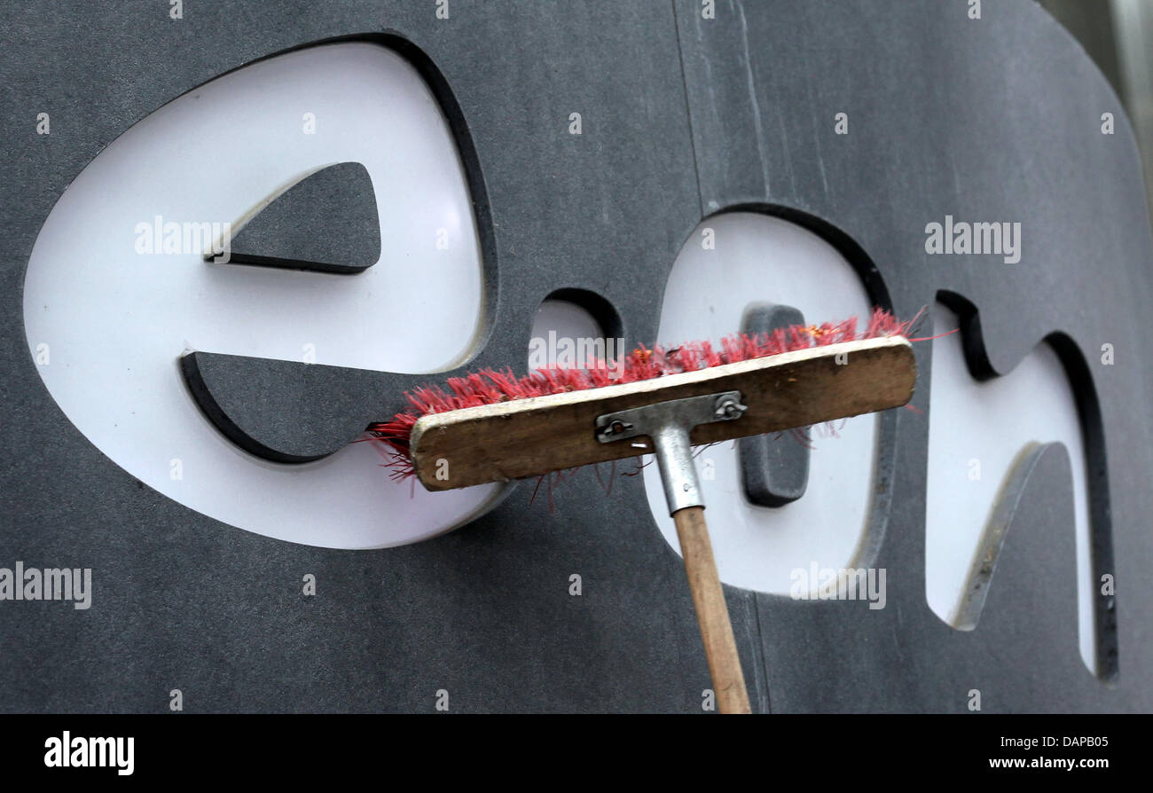 Das Logo der Energien, die riesigen Eon am Stammsitz in Düsseldorf, Deutschland, 8. August 2011 gereinigt wird. Nach der Energie haben Turn und den Ausstieg aus der Atomenergie vereitelt Gewinn Konten, die Energiekonzerne Eon, RWE & Co. sind scheinbar verärgert. Verkauf von Ersatzteilen, Website Abschaltungen einschließlich Stellenabbau, Partnersuche im Ausland, Dividendshortenings und Kapitalerhöhung werden diskutiert. P Stockfoto