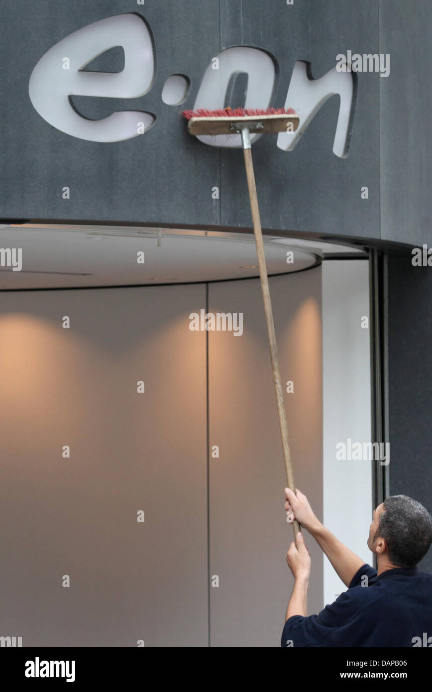 Das Logo der Energien, die riesigen Eon am Stammsitz in Düsseldorf, Deutschland, 8. August 2011 gereinigt wird. Nach der Energie haben Turn und den Ausstieg aus der Atomenergie vereitelt Gewinn Konten, die Energiekonzerne Eon, RWE & Co. sind scheinbar verärgert. Verkauf von Ersatzteilen, Website Abschaltungen einschließlich Stellenabbau, Partnersuche im Ausland, Dividendshortenings und Kapitalerhöhung werden diskutiert. P Stockfoto