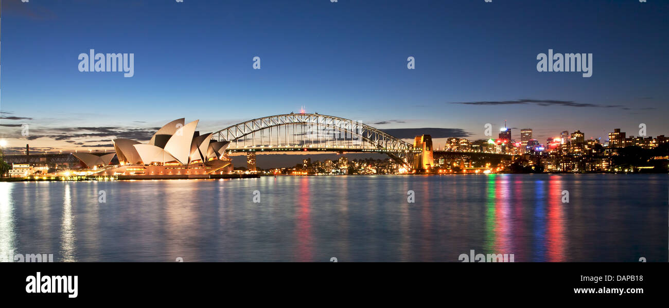 Sydney Harbour Bridge, Opera House und North Sydney im Blick. In der Abenddämmerung aufgenommen Stockfoto