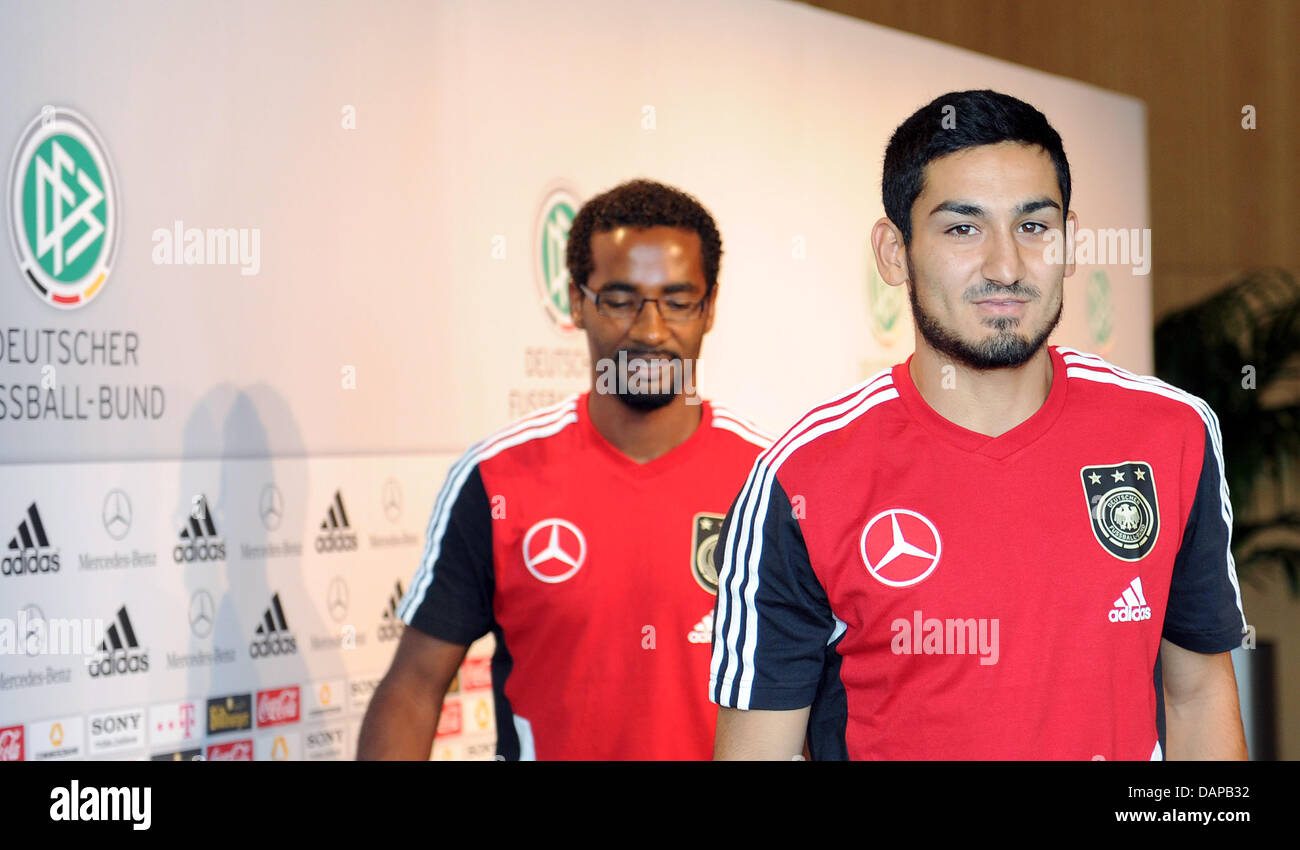 Die Nationalspieler Ilkay Guendogan (R) und Cacau kommen für eine Pressekonferenz des deutschen Fußball-Bundes (DFB) im Mercedes-Benz Museum in Stuttgart, Deutschland, 8. August 2011. Deutschland bereitet ein Freundschaftsspiel gegen Brasilien am 10. August 2011. Foto: BERN WEISSBROD Stockfoto