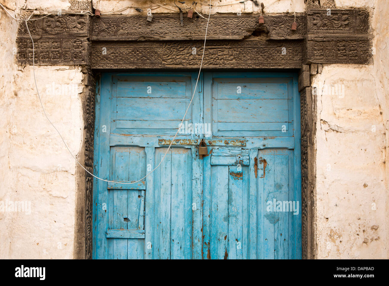 Afrika, Eritrea, Massawa, Old Town, blau bemalten Tür und verzierten Türsturz des baufälligen Gebäudes geschnitzt Stockfoto