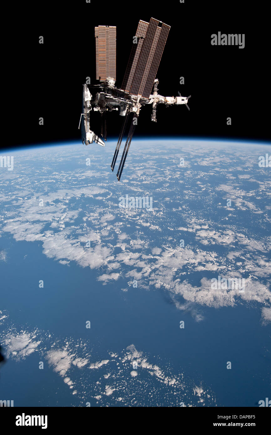 Dieses Bild von der internationalen Raumstation ISS und die angedockten Raumfähre stammen Endeavour, fliegen in einer Höhe von etwa 220 Meilen von Expedition 27 Besatzungsmitglied Paolo Nespoli von der Sojus TMA-20 nach seiner Abdocken am 23. Mai 2011 (USA-Zeit). Die Fotos von Nespoli sind die ersten genommen eines Shuttle zur internationalen Raumstation ISS angedockt, aus der Sicht Stockfoto