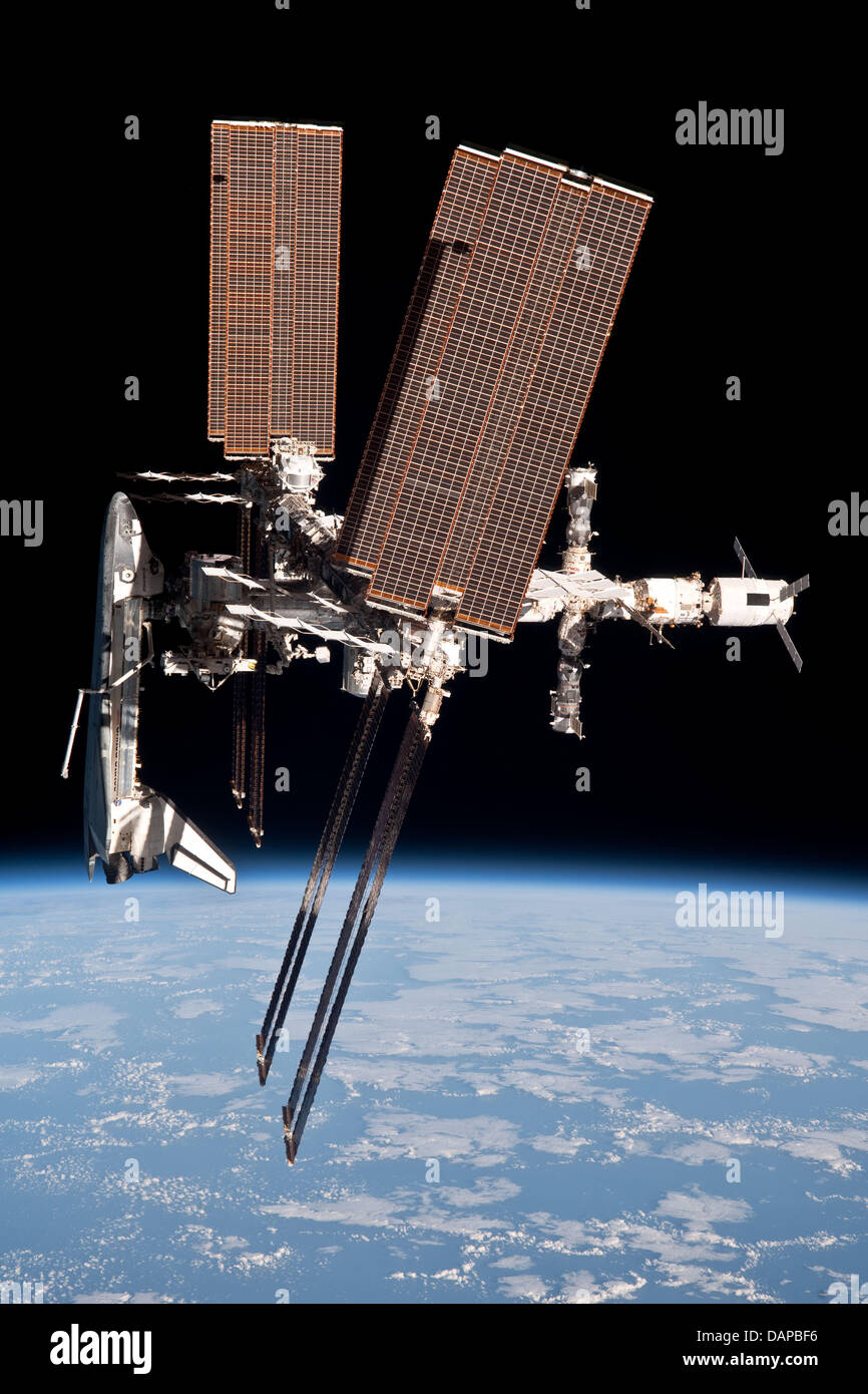 Dieses Bild von der internationalen Raumstation ISS und die angedockten Raumfähre stammen Endeavour, fliegen in einer Höhe von etwa 220 Meilen von Expedition 27 Besatzungsmitglied Paolo Nespoli von der Sojus TMA-20 nach seiner Abdocken am 23. Mai 2011 (USA-Zeit). Die Fotos von Nespoli sind die ersten genommen eines Shuttle zur internationalen Raumstation ISS angedockt, aus der Sicht Stockfoto