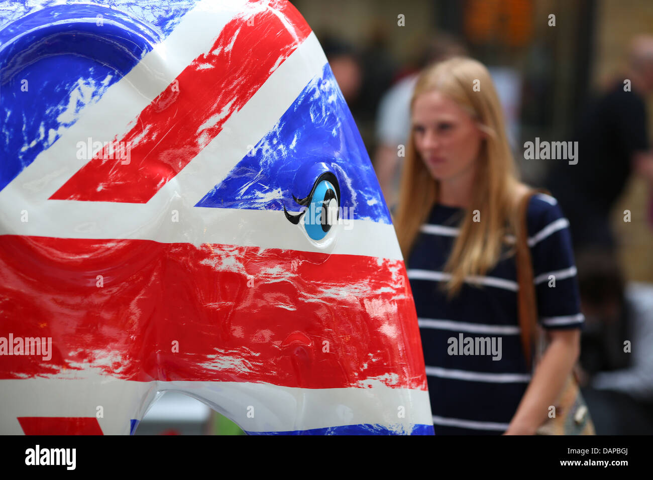 Elephant Parade kommt zu Kings Cross Station in London, Juli 2013. Eine nationale Tour folgt. Stockfoto